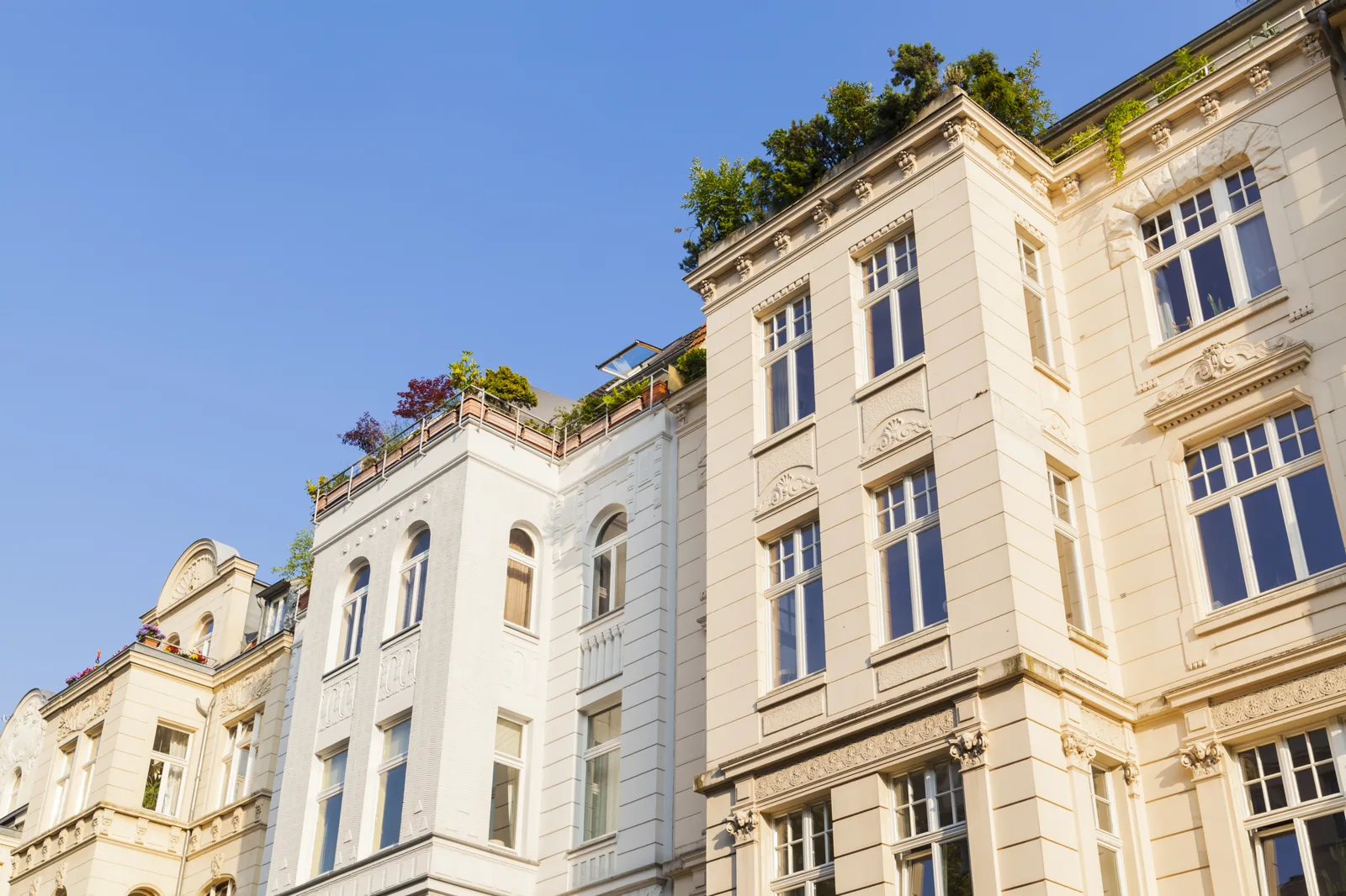 Gründerzeit-Altbaufassade mit Stuck und Dachterrasse